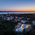 New Luxury I Infinity Pool * Starigrad Paklenica