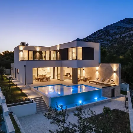 New Luxury I Infinity Pool