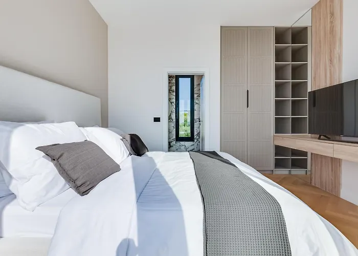 New Luxury I Infinity Pool