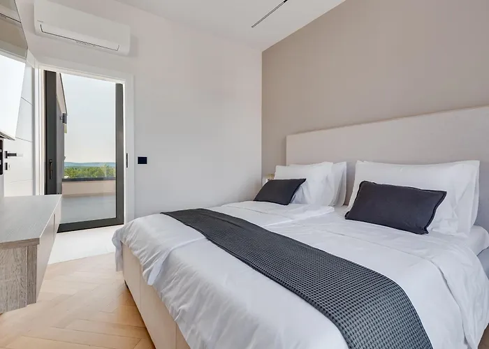 New Luxury I Infinity Pool