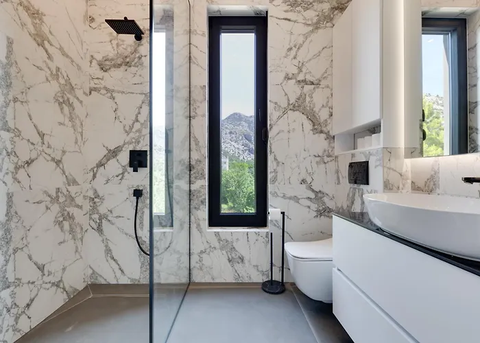 New Luxury I Infinity Pool 스타리그라드 파클레니차