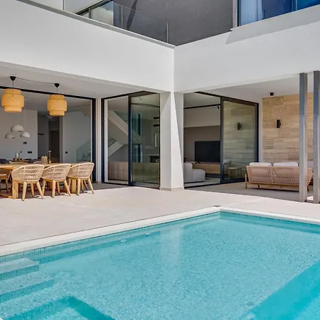 New Luxury I Infinity Pool