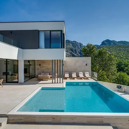 New Luxury I Infinity Pool