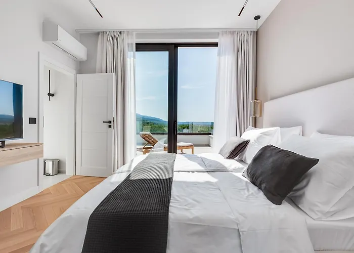 New Luxury I Infinity Pool