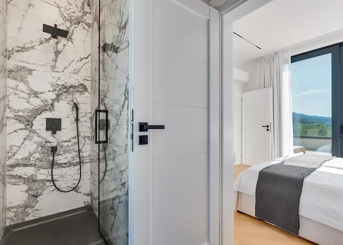 New Luxury I Infinity Pool